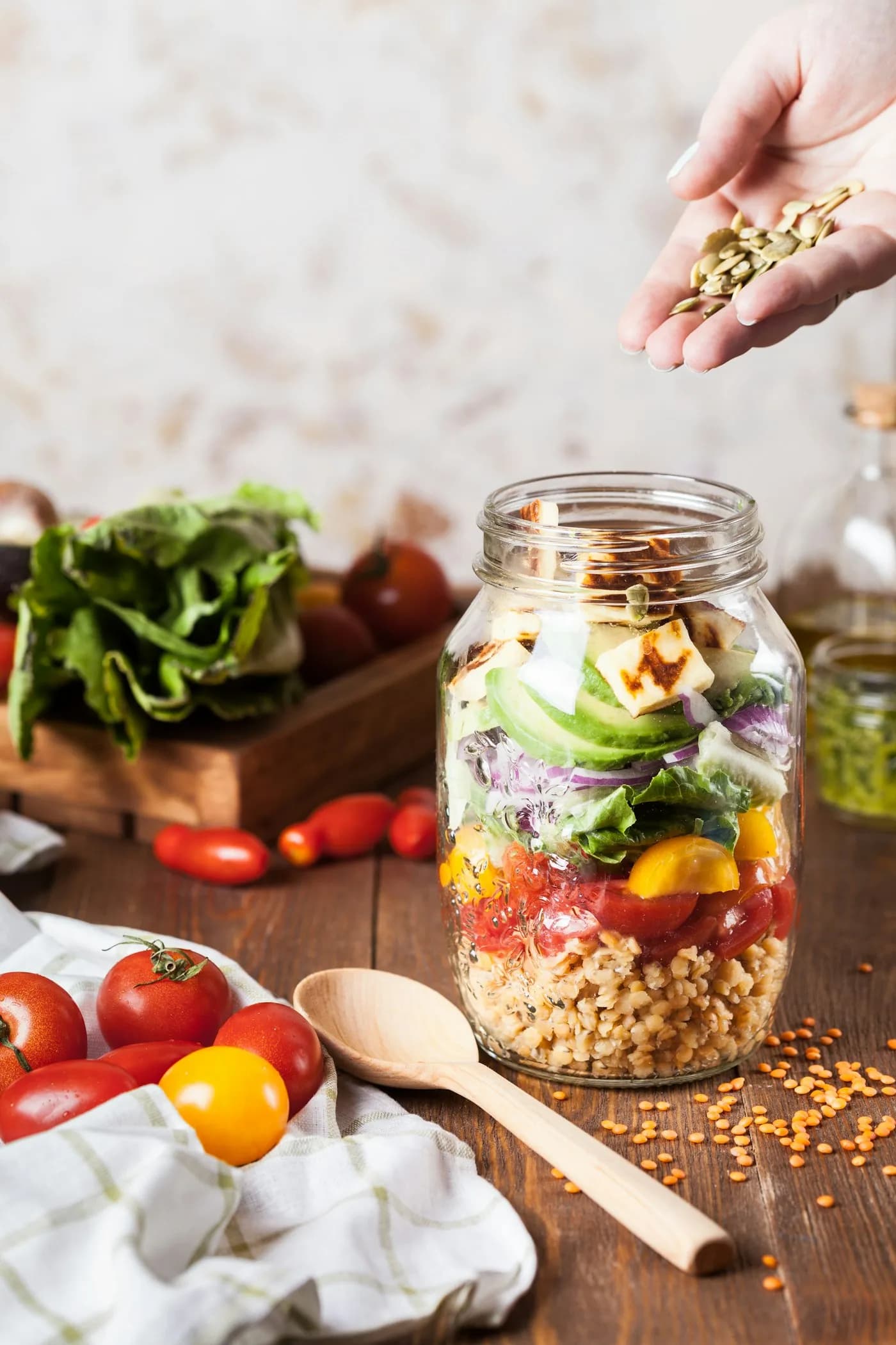 Salata u tegli sa povrćem i sirom, spremna da se ponese na posao